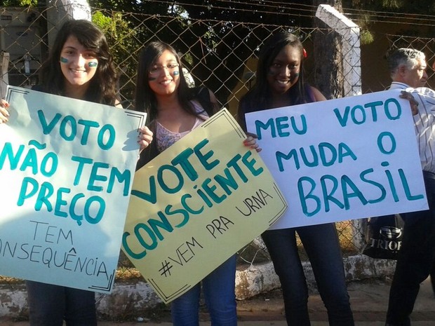 Veteranos e calouros alertaram população sobre importância do voto (Foto: Divulgação/Centro Acadêmico de Engenharia UFG)