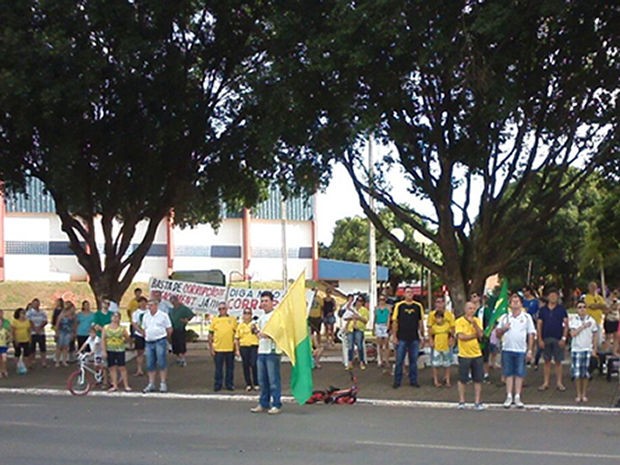 Manifestantes se reuniram na PraÃ§a das Fontes, na tarde deste domingo. (Foto: Assessoria/OrganizaÃ§Ã£o)