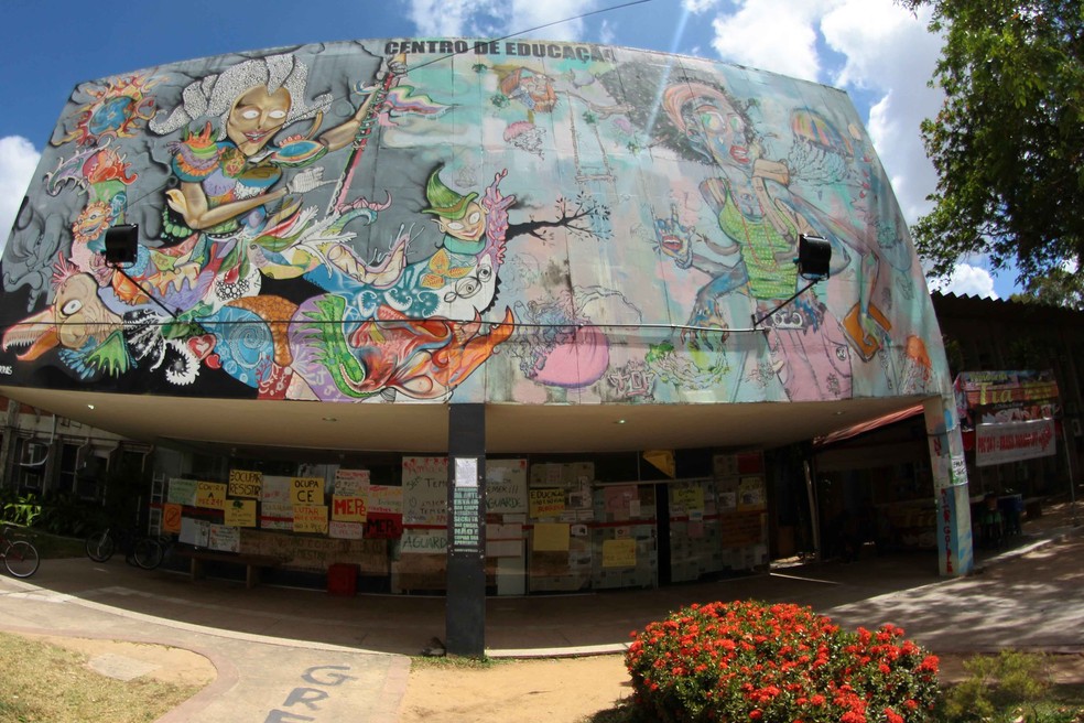 Prédio do Centro de Educação da Universidade Federal de Pernambuco (UFPE) foi ocupado em protesto contra a PEC do teto dos gastos da União (Foto: Marlon Costa/Pernambuco Press)