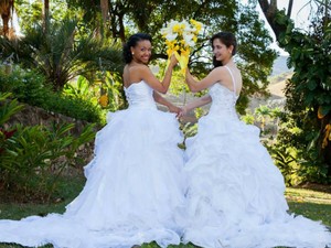 Elas venceram o preconceito e casaram, com direito a vestido de noiva (Foto: Hernani Barroca/Divulgação)