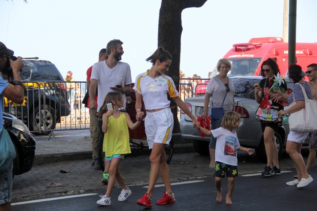 Alessandra Ambrósio com o s filhos (Foto: Wallace Barbosa e J Humberto/ Ag. News)