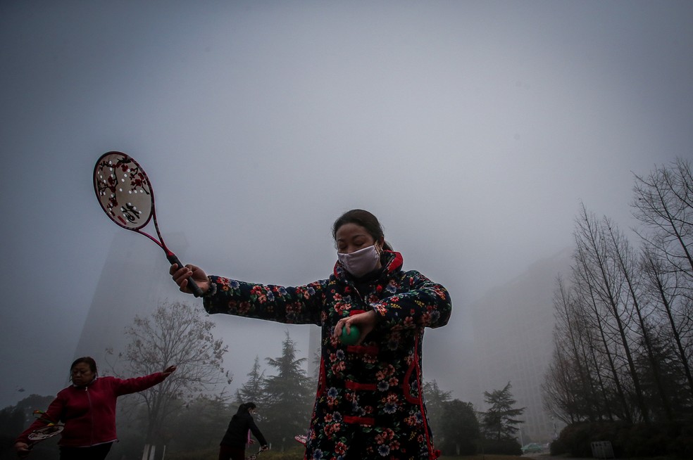  Pessoas se exercitam com máscara para se proteger da poluição em Hefei, na China, nesta terça-feira (3) (Foto: Reuters/Stringer)