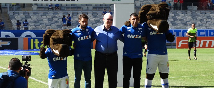 Atacantes Ramón Ábila e Rafael Sobis no meio do campo com o presidente do Cruzeiro (Foto: Maurício Paulucci)