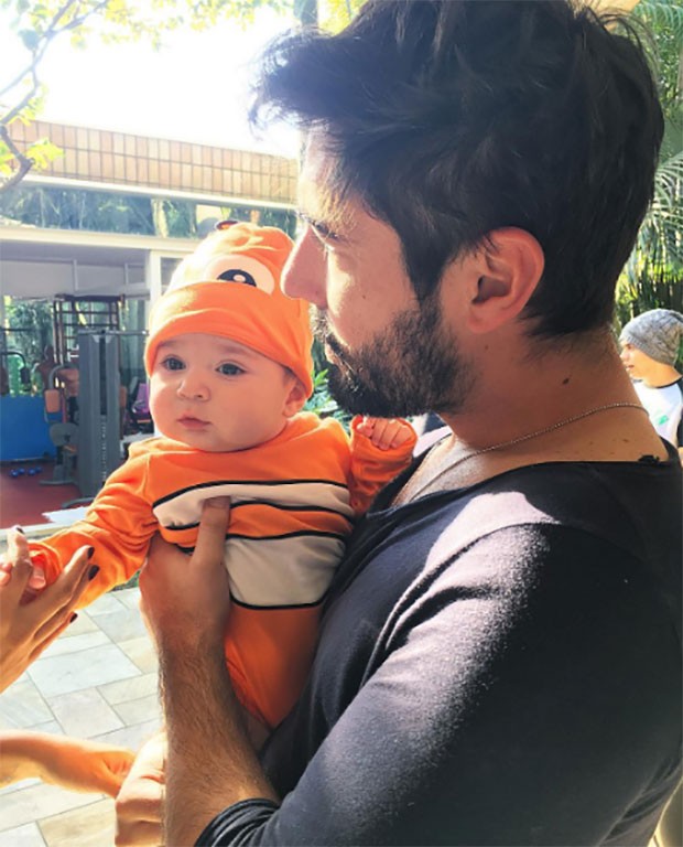 Jessica Costa posta foto do marido, Sandro Pedroso, com o filho (Foto: Reprodução / Instagram)