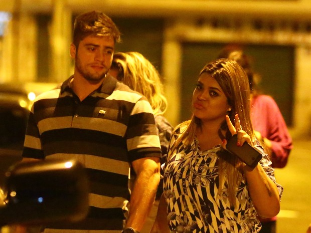 Preta Gil com o namorado, Rodrigo Godoy, em bar na Zona Sul do Rio (Foto: Marcello Sá Barreto/ Ag. News)