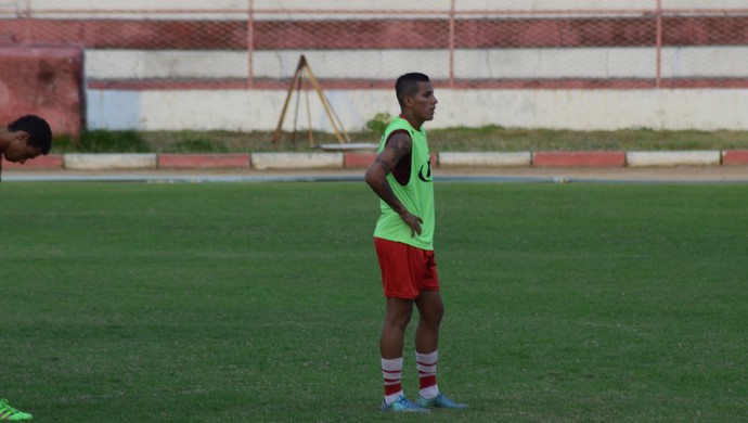 Calyson treinou entre os titulares do Sergipe (Foto: João Áquila / GloboEsporte.com)
