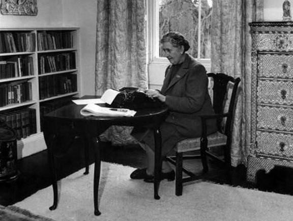 A escritora britânica Agatha Christe, inventora do detetive Hercule Poirot e autora do romance policial mais vendido da história, "O Caso dos Dez Negrinhos", escrevendo em sua casa em Devonshire, na Inglaterra, em março de 1946 (Foto: Reprodução)