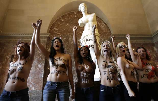 As ativistas criticam acusações de indecência feitas contra uma mulher que teria sido estuptrada por policiais tunisianos (Foto: Reuters)