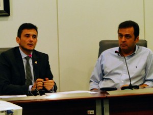 Manoel Onofre Neto entregou pauta de sugestões a Carlos Eduardo (Foto: Ricardo Araújo/G1)