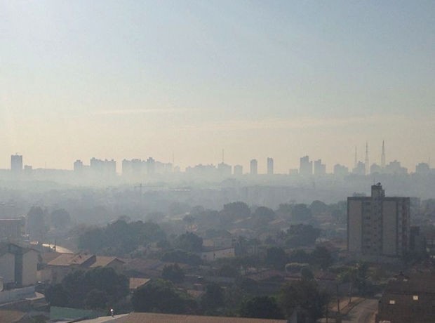 Imagem fotograda por morador mostra a fumaça sobre a cidade (Foto: Leandro J.Nascimento)