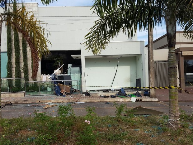 PM procura suspeitos de explodirem caixa eletrônico em Pratinha (Foto: Raphael Rios/G1)