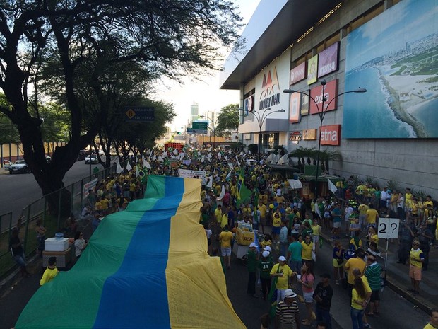  Manifestantes continuam se concentrando em frente ao Midway Mall, no bairro do Tirol, na Zona Leste de Natal (Foto: Renato Vasconcelos/G1)