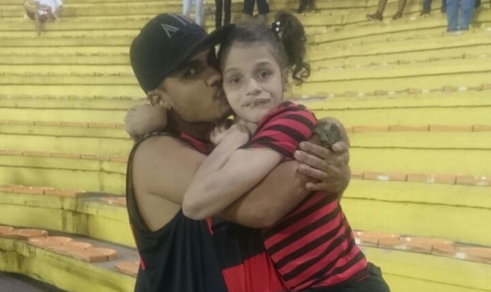 Pollyana foi com o irmão assistir ao Flamengo no Raulino (Foto: Arquivo pessoal)