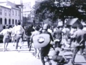 Confronto entre polícia e estudantes durante o regime militar (Foto: Reprodução/Globo News)