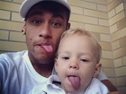 Neymar faz careta ao lado do filho