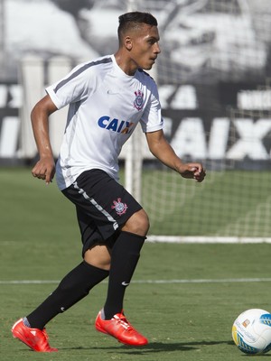 Atacante volta da Seleção Sub-17 e é observado por Tite no Corinthians