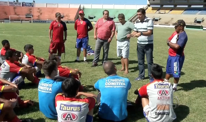 Técnico Claudio Roberto dá palestra para jogadores do Sete de Dourados (Foto: Reprodução/TV Morena)
