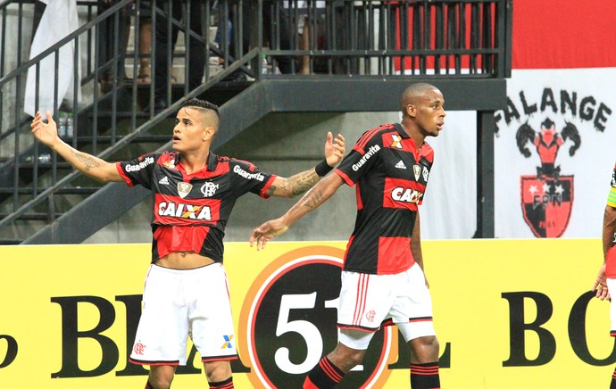 Everton comemora gol do Flamengo contra o Vitória (Foto: Danilo Mello / Agência estado)