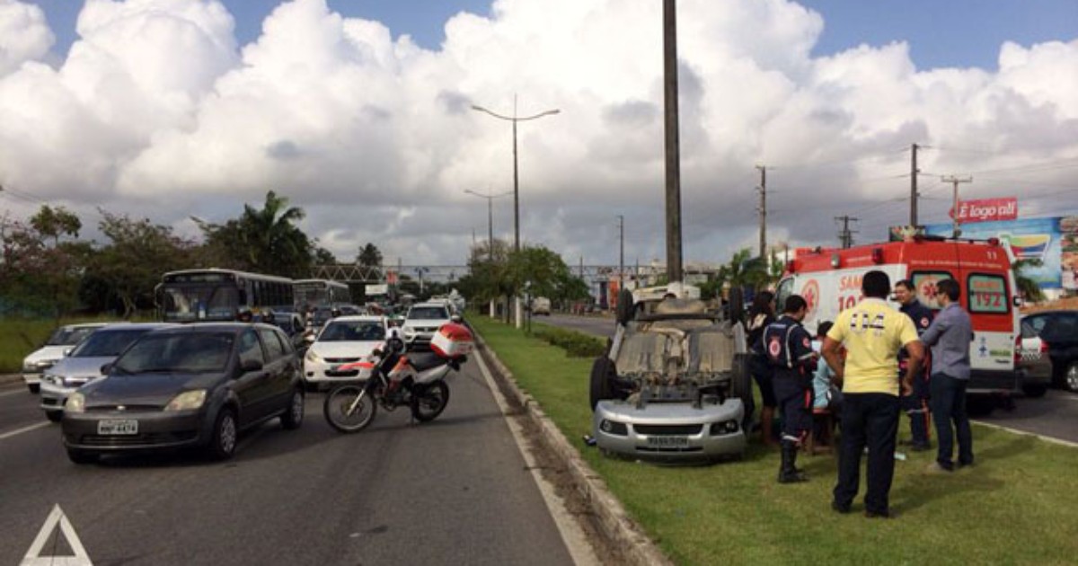 G1 Veículos batem carro capota e complica trânsito na BR 101 em