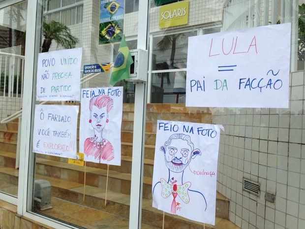 Manifestantes colam cartazes em prédio investigado na Operação Lava Jato (Foto: Mariane Rossi / G1)