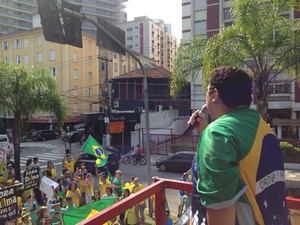 Manifestantes em passeata em Santos  (Foto: Mariane Rossi / G1)