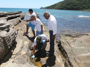 Técnicos encontraram uma mancha de tom amarelo e coletaram amostras (Foto: Ronald Pantoja / Prefeitura de Búzios)