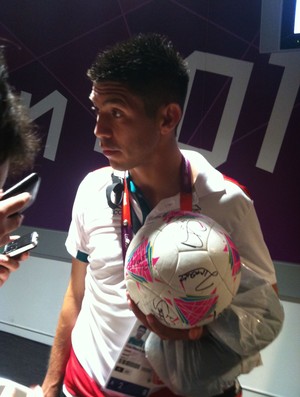 Peralta, do México, com a bola da final assinada pelos jogadores (Foto: Márcio Iannacca/GLOBOESPORTE.COM)