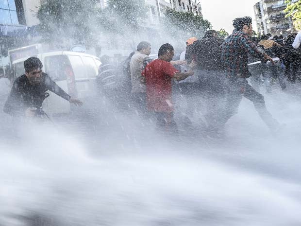 Polícia turca usa jatos de água para dispersar manifestantes em Soma nesta sexta-feira (16) (Foto: AFP PHOTO / BULENT KILIC)