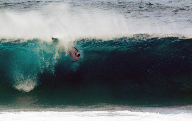 surfe Carlos Muños em Pipeline (Foto: Tom Carey / Volcom)