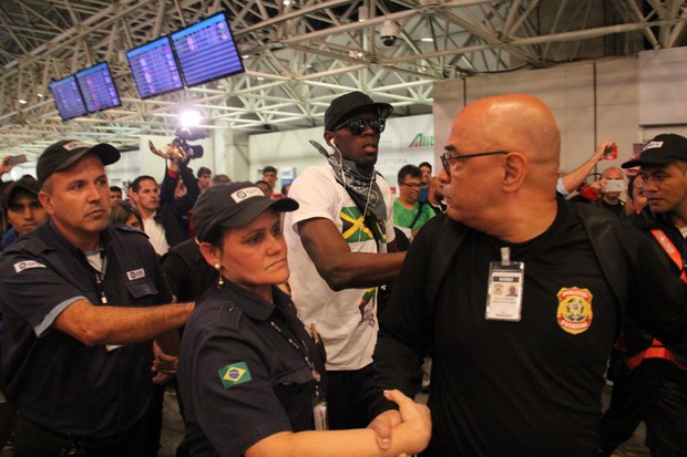 Usain Bolt embarca no aeroporto Tom Jobim, no Rio (Foto: Wallace Barbosa / AgNews)