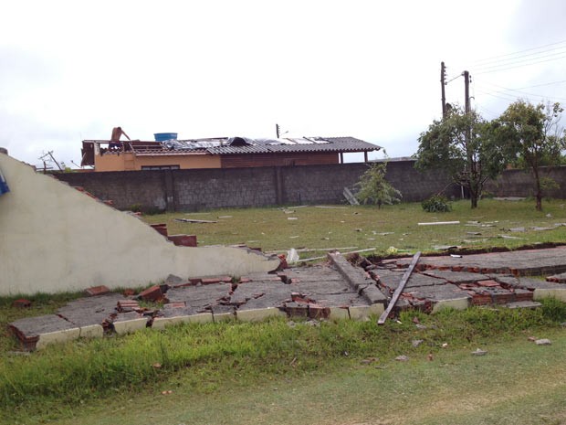 Muro caiu com a força do vento (Foto: Nathalia King/RBS TV)