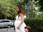 Juliana Paes mostra barrigão de oito meses em passeio com primeiro filho