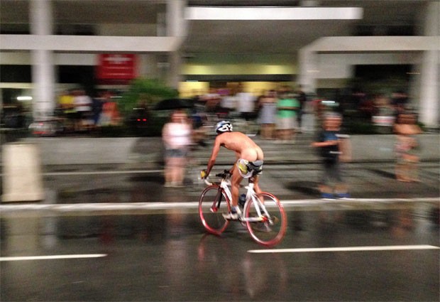 Ciclista tira a bermuda e pedala nu na Avenida Paulista (Foto: Cauê Fabiano/G1)