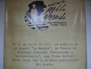 Trecho da história de Pablo Neruda em museu de Temuco (Foto: Alexandre Lozetti)