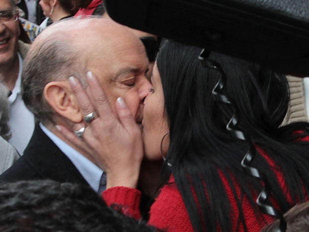 Serra recebe beijo de eleitora que pediu para tirar foto (Foto: Paulo Liebert/Agência Estado)