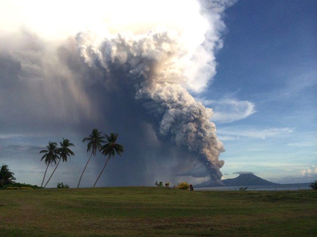 O Tavurvur, cuja violenta erupção em 1994 devastou a cidade de Rabaul, na ilha de Nova Bretanha, despertou na madrugada desta sexta-feira (Foto: Oliver Bluett/AFP)