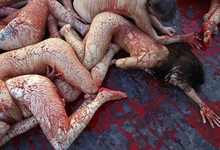 Ativistas usam sangue falso em protesto contra casacos de pele (REUTERS/Albert Gea)