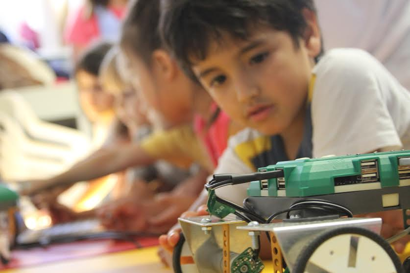 Crianças Felizes Que Constroem Robôs Na Escola Da Robótica Foto de Stock -  Imagem de povos, elementar: 84421408