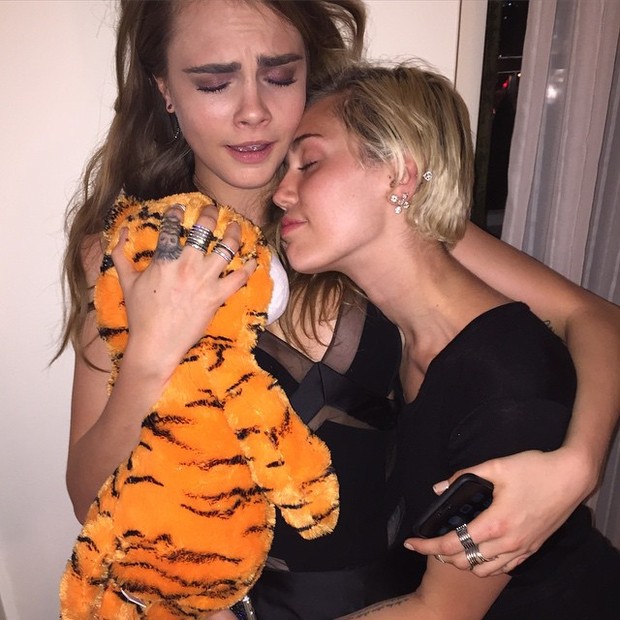 Cara Delevingne e Miley Cyrus em festa em Los Angeles, nos Estados Unidos (Foto: Instagram/ Reprodução)