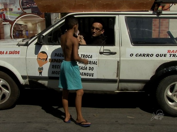 Padre Bessa distribui doce em troca de lixo reciclável no 'Rapadura Móvel' (Foto: TV Verdes Mares/Reprodução)