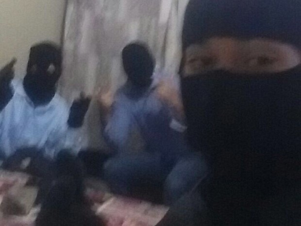 Ladrões posam para selfie durante roubo a casa em Ceilândia, no DF (Foto: Reprodução)