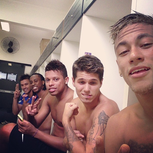 Neymar, Patito e jogadores do Santos, fim de treino (Foto: Reprodução / Instagram)