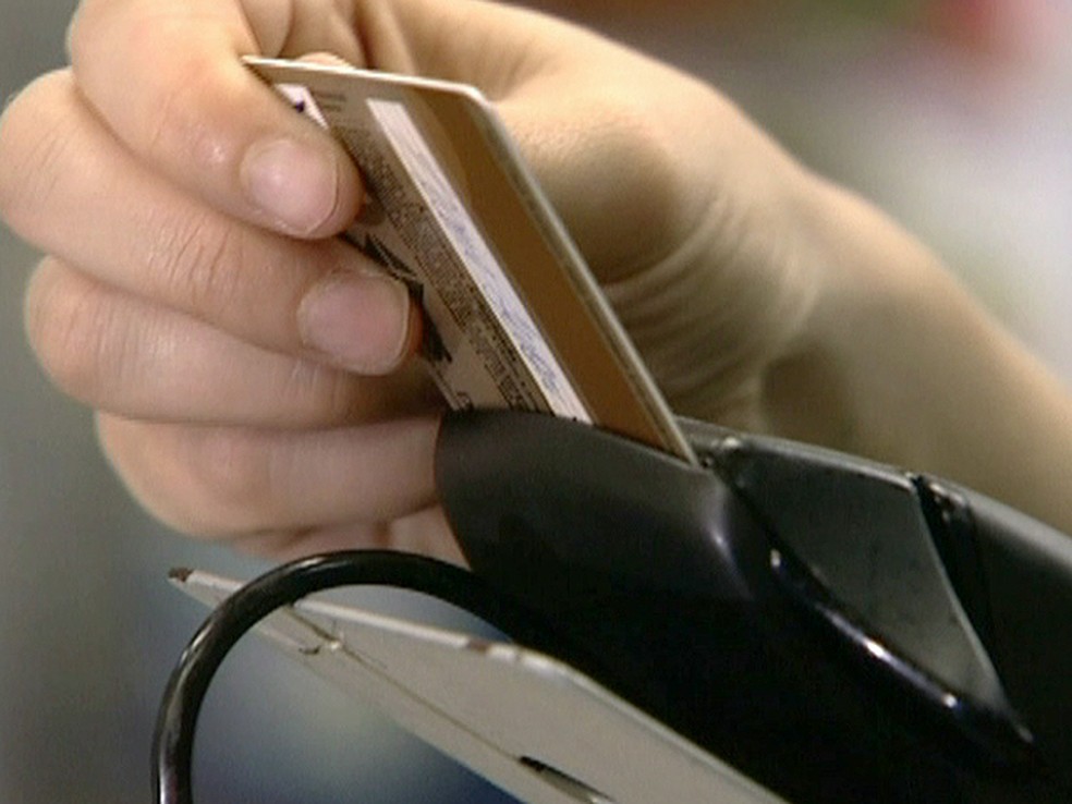 Cartão de crédito sendo inserido em máquina; cartão de crédito é principal motivo por endividamento no DF  (Foto: Reprodução/Globo News)