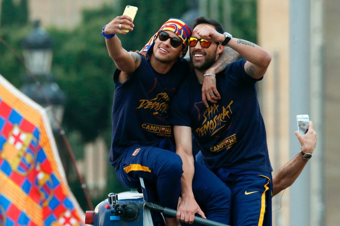 Neymar Bravo festa Barcelona (Foto: AFP)