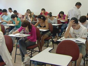 Candidatos realizam as provas do segundo dia do 2º Vestibular da Universidade de Brasília (UnB) de 2012 (Foto: Reprodução/TV Globo)