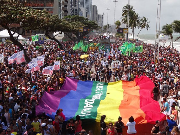Parada atraiu multidão à Avenida Boa Viagem, no Recife, neste domingo (16) (Foto: Luna Markman/G1)