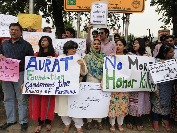 Paquistaneses protestam nesta quina-feira (29) na cidade de Islamabad contra a morte de Farzana Iqbal (Foto: REUTERS/Faisal Mahmood)