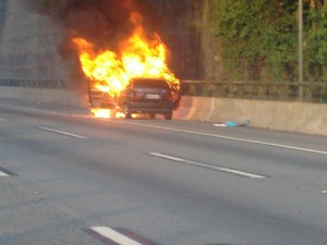 Carro pega fogo na Rodovia dos Imigrantes (Foto: Gustavo Batista/Arquivo Pessoal)