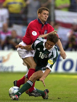 Owen Inglaterra e Deisler Alemanha na Eurocopa de 2000 (Foto: Getty Images)