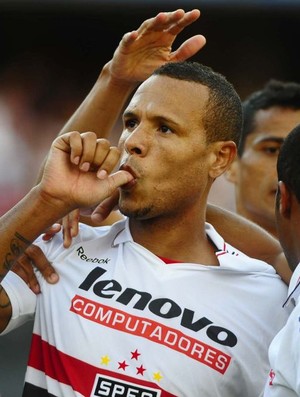 Luis Fabiano, do São Paulo, comemora gol no Santos (Foto: Marcos Ribolli / Globoesporte.com)